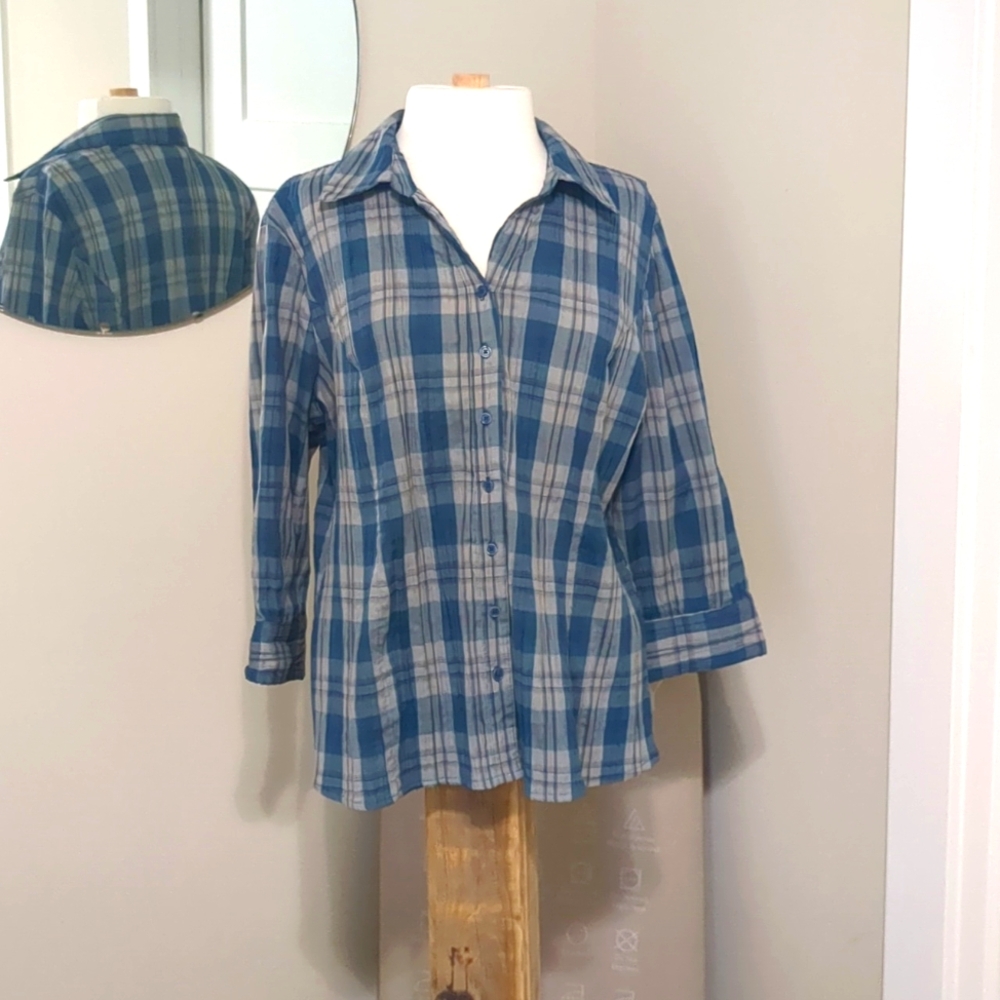 Adorable button up v-neck blouse